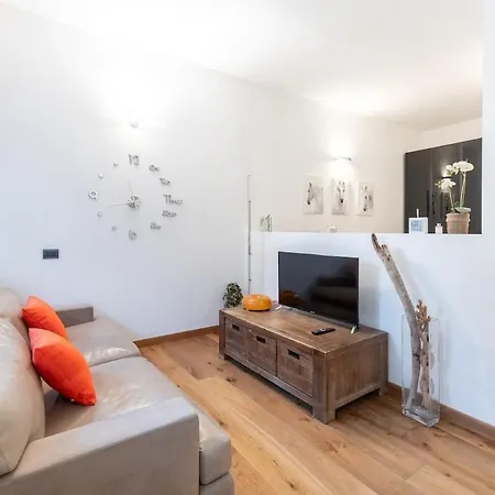 Apartman Modern I Free Wifi, Ac & Metro Nearby Milánó